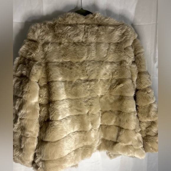 Fur Jacket! - Picture 6 of 9